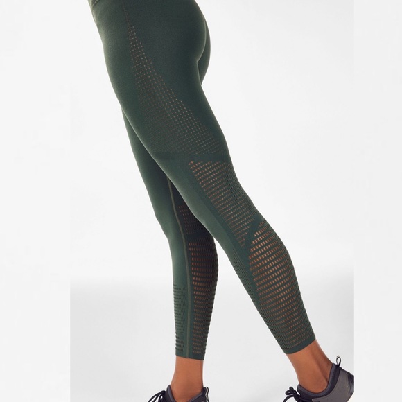 Fabletics High-Waisted SculptKnit® Capri - Picture 3 of 8